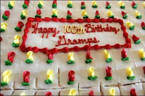 100-летний дед отметил юбилей в обществе ресторанных цыпочек