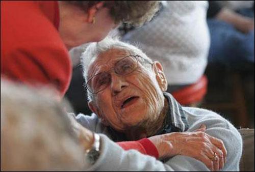 100-летний дед отметил юбилей в обществе ресторанных цыпочек