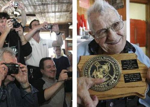 100-летний дед отметил юбилей в обществе ресторанных цыпочек