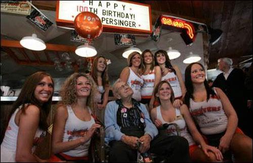 100-летний дед отметил юбилей в обществе ресторанных цыпочек