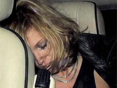 Кейт Мосс снова переборщила с выпивкой