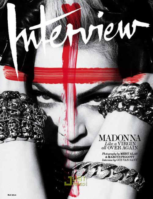 Мадонна снова приложилась к кресту