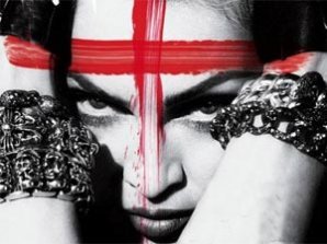 Мадонна снова приложилась к кресту