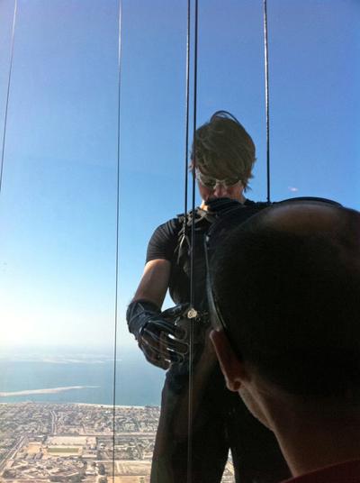 Том Круз залез на самый высокий в мире небоскреб