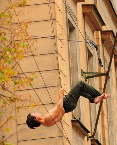 Том Круз залез на самый высокий в мире небоскреб