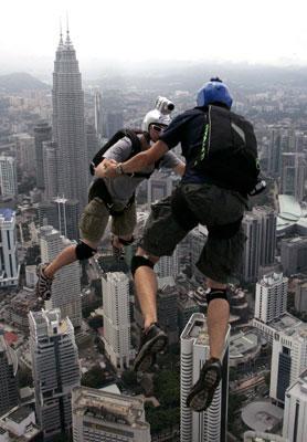 98 прыгунов сигануло с обзорной башни в Куала-Лумпуре