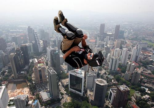 98 прыгунов сигануло с обзорной башни в Куала-Лумпуре