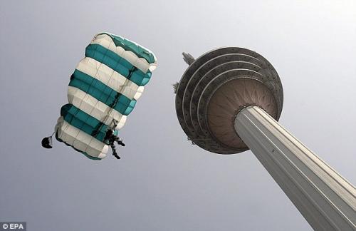 98 прыгунов сигануло с обзорной башни в Куала-Лумпуре