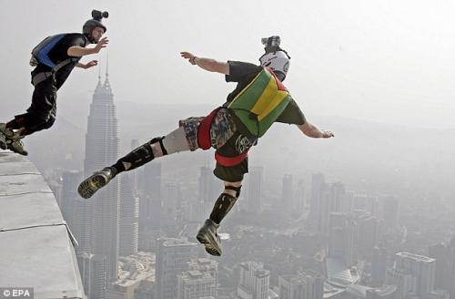 98 прыгунов сигануло с обзорной башни в Куала-Лумпуре