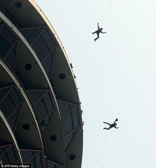 98 прыгунов сигануло с обзорной башни в Куала-Лумпуре