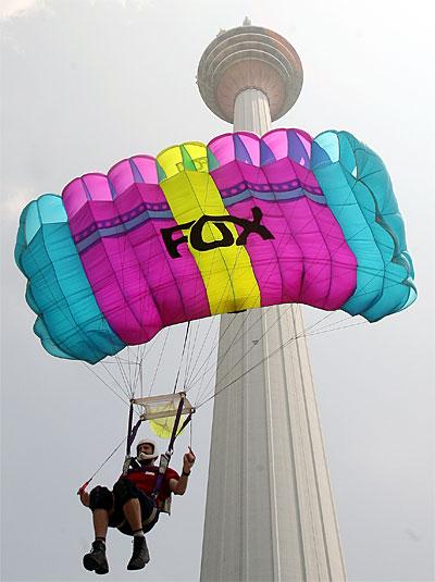 98 прыгунов сигануло с обзорной башни в Куала-Лумпуре