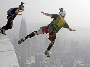 98 прыгунов сигануло с обзорной башни в Куала-Лумпуре