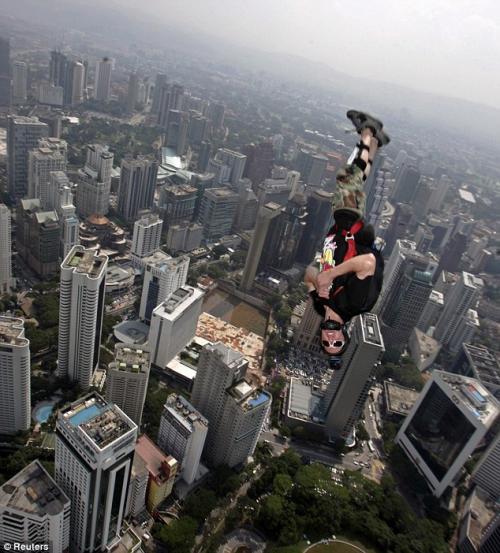 98 прыгунов сигануло с обзорной башни в Куала-Лумпуре