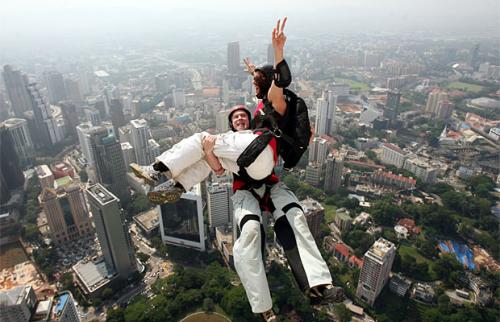 98 прыгунов сигануло с обзорной башни в Куала-Лумпуре