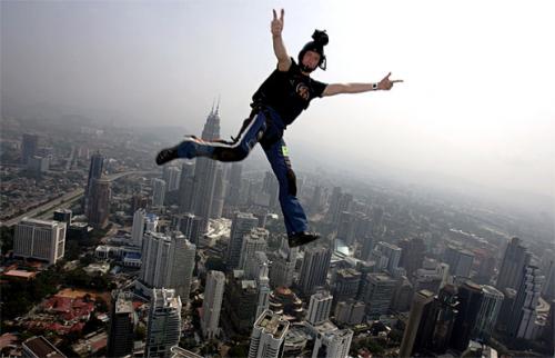 98 прыгунов сигануло с обзорной башни в Куала-Лумпуре