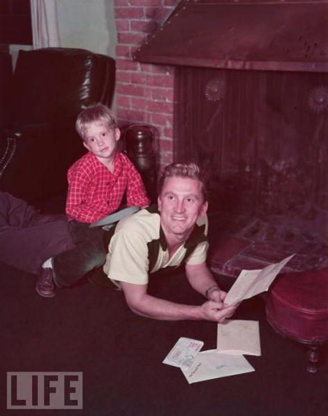 Звезды Голливуда, засветившие перед папарацци уже в юности