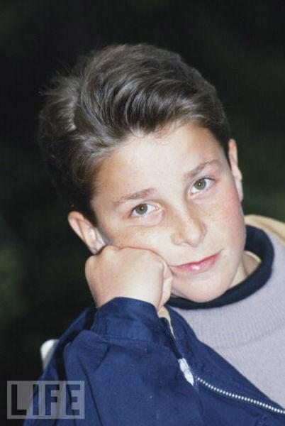 Звезды Голливуда, засветившие перед папарацци уже в юности