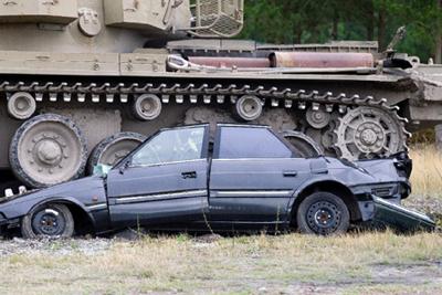 Новый аттракцион: езда на танках по машинам