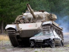 Новый аттракцион: езда на танках по машинам