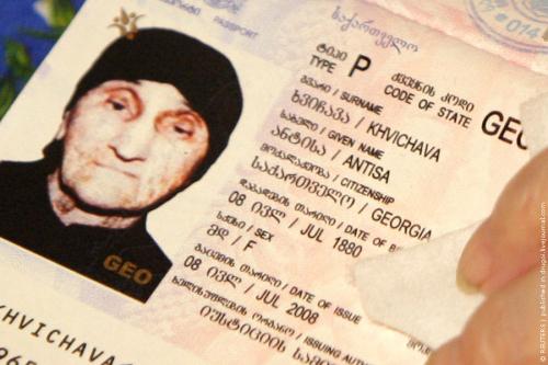 Паспорта западных и российских знаменитостей