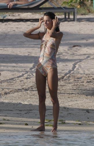 Алессандра Амброзио демонстрирует неожиданные ракурсы