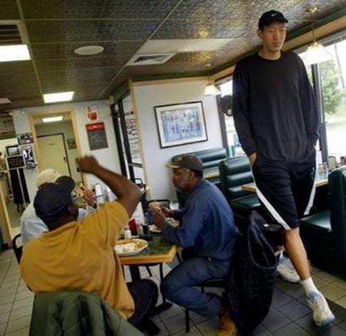 Самый высокий баскетболист мира