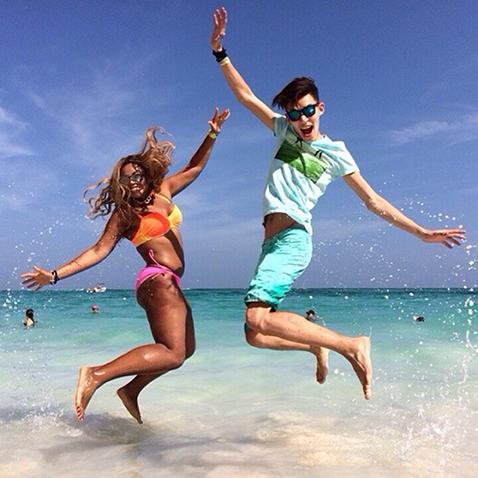 Зимняя битва купальников и стройных ног российских звезд