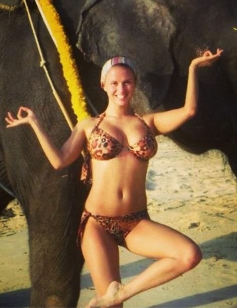 Зимняя битва купальников и стройных ног российских звезд