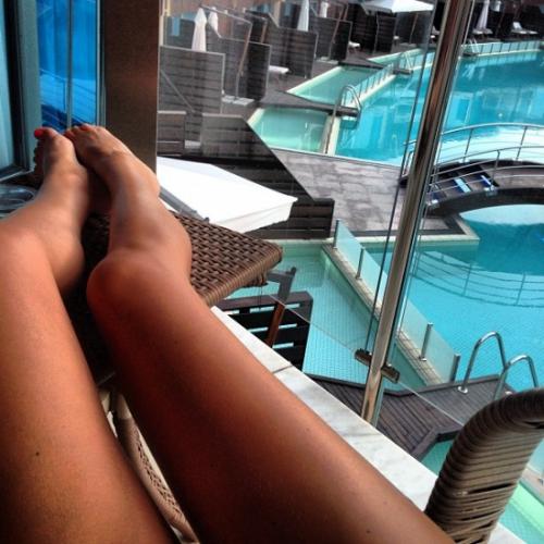 Зимняя битва купальников и стройных ног российских звезд