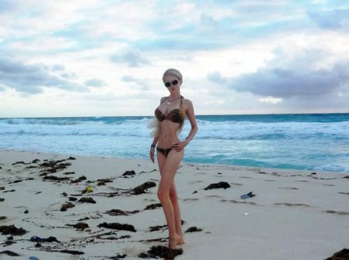 Зимняя битва купальников и стройных ног российских звезд