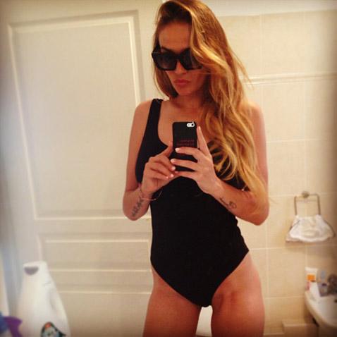 Зимняя битва купальников и стройных ног российских звезд