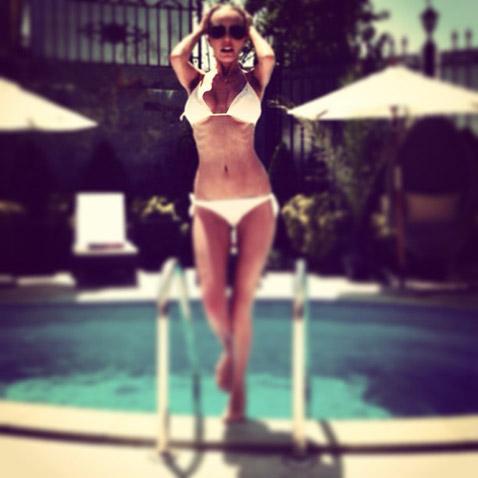 Зимняя битва купальников и стройных ног российских звезд