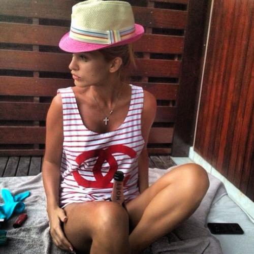 Зимняя битва купальников и стройных ног российских звезд