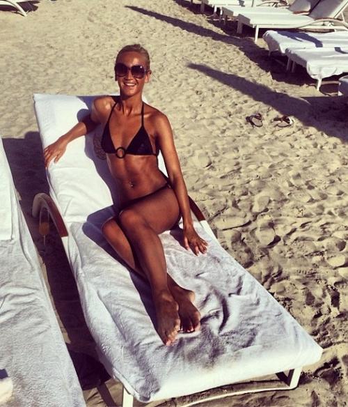 Зимняя битва купальников и стройных ног российских звезд