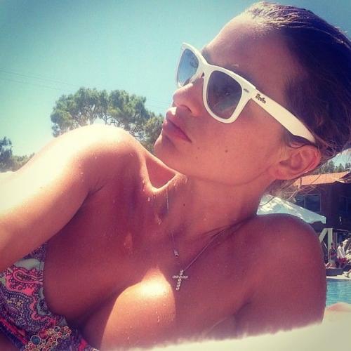 Зимняя битва купальников и стройных ног российских звезд