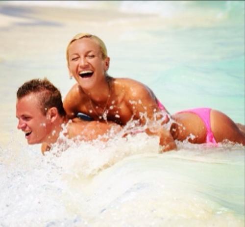 Зимняя битва купальников и стройных ног российских звезд