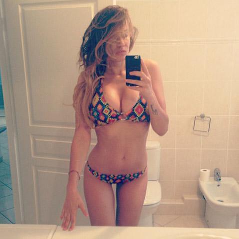 Зимняя битва купальников и стройных ног российских звезд