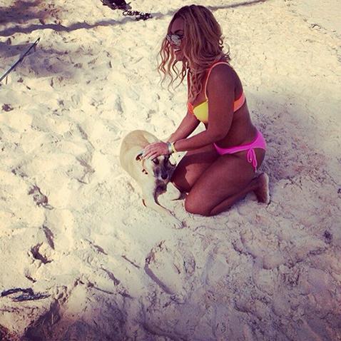 Зимняя битва купальников и стройных ног российских звезд