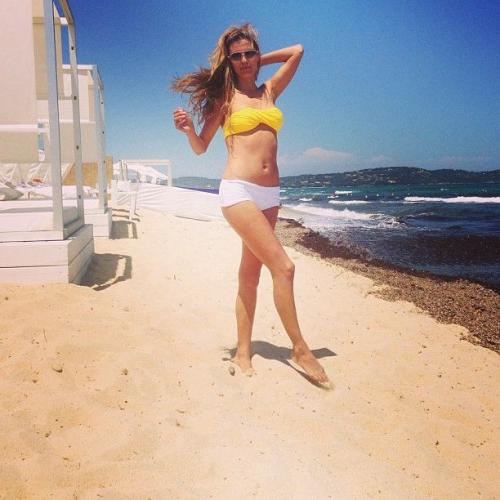 Зимняя битва купальников и стройных ног российских звезд