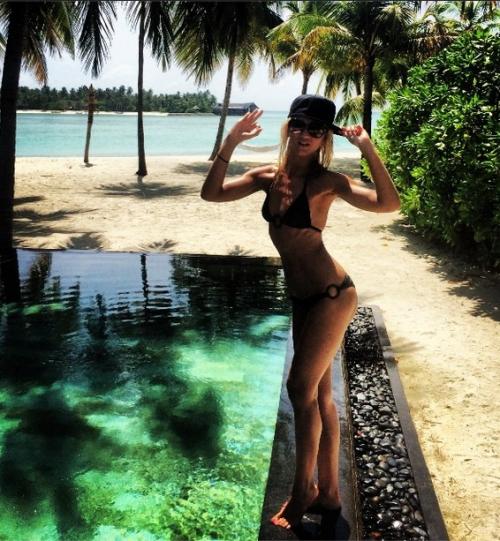 Зимняя битва купальников и стройных ног российских звезд