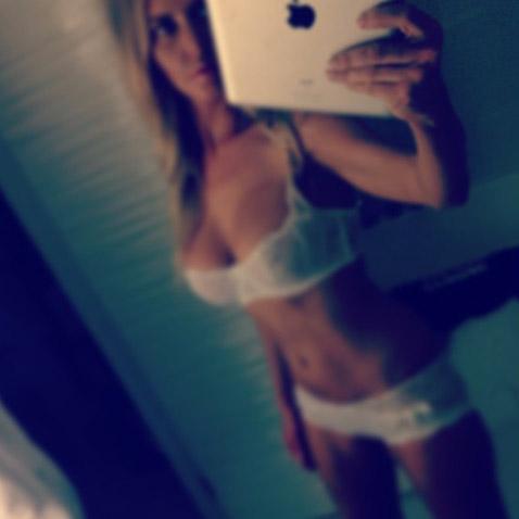 Зимняя битва купальников и стройных ног российских звезд