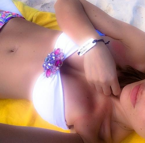 Зимняя битва купальников и стройных ног российских звезд