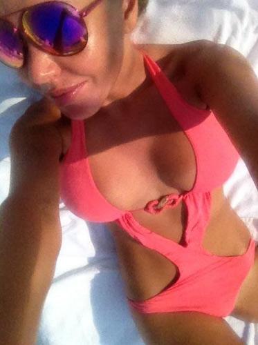 Зимняя битва купальников и стройных ног российских звезд