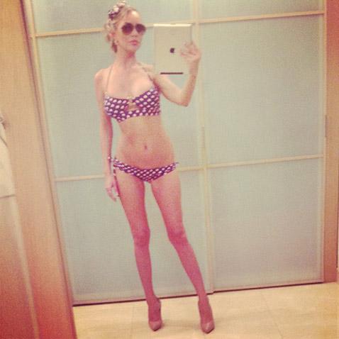 Зимняя битва купальников и стройных ног российских звезд