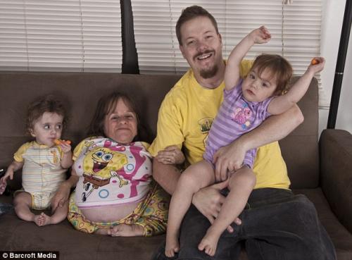 Самая маленькая мать в мире ждет третьего ребенка