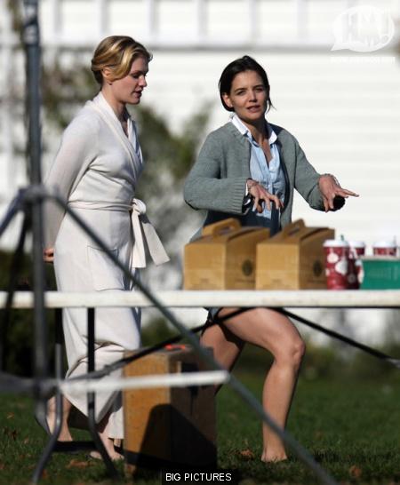 Кэти Холмс бегает  на съемках  в нижнем белье