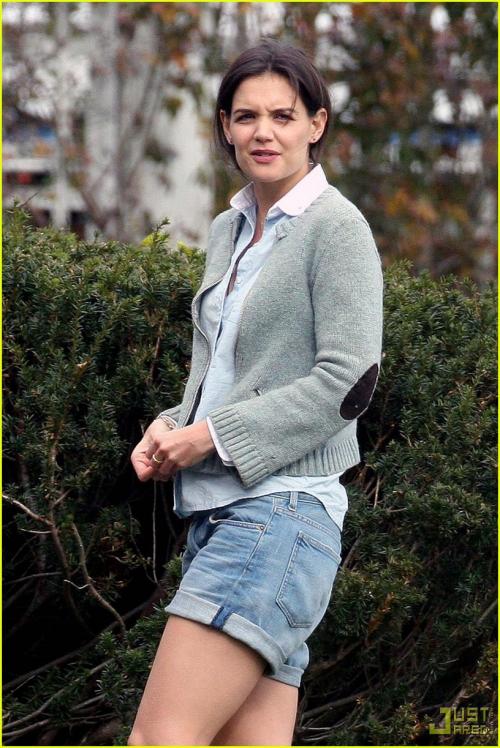 Кэти Холмс бегает  на съемках  в нижнем белье