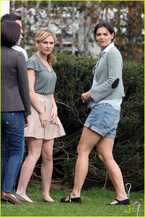 Кэти Холмс бегает  на съемках  в нижнем белье