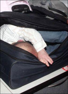В Британии карлики в чемоданах грабят пассажиров
