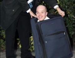 В Британии карлики в чемоданах грабят пассажиров